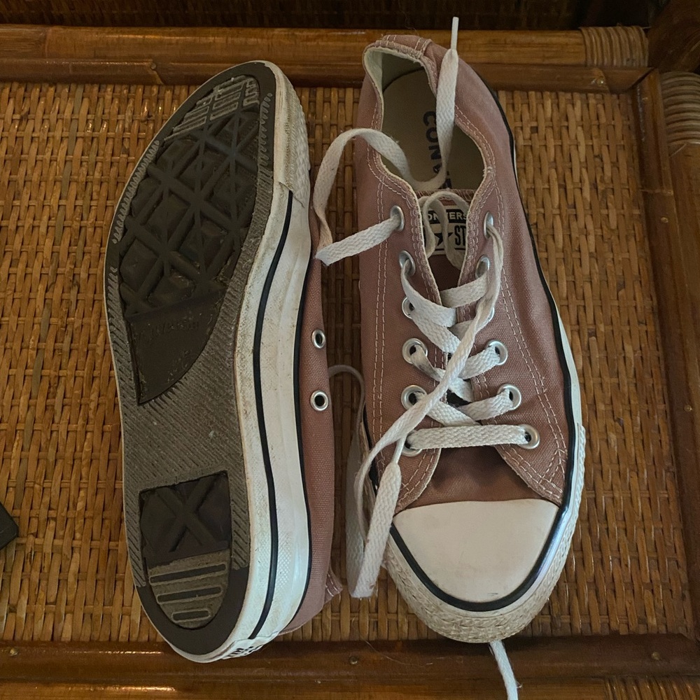 Mauve low top converse